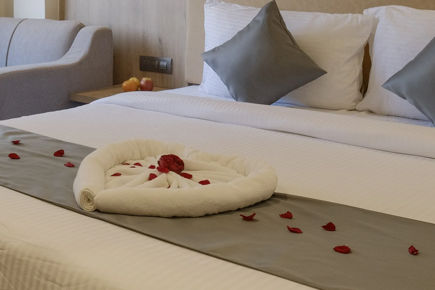Elephant-shaped towel arrangement on the Junior Suite bed